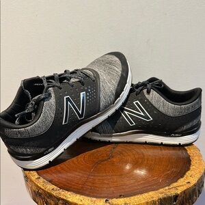 New Balance 577 Women 9.5 EUC Black & Gray Athletic Shoes with Mesh Suede Design